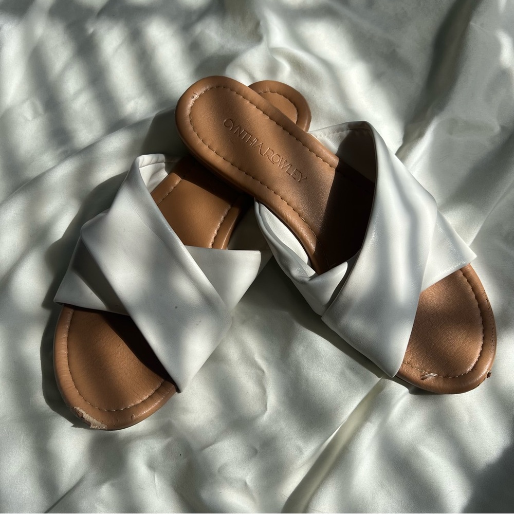 White sandals 🤍🪿